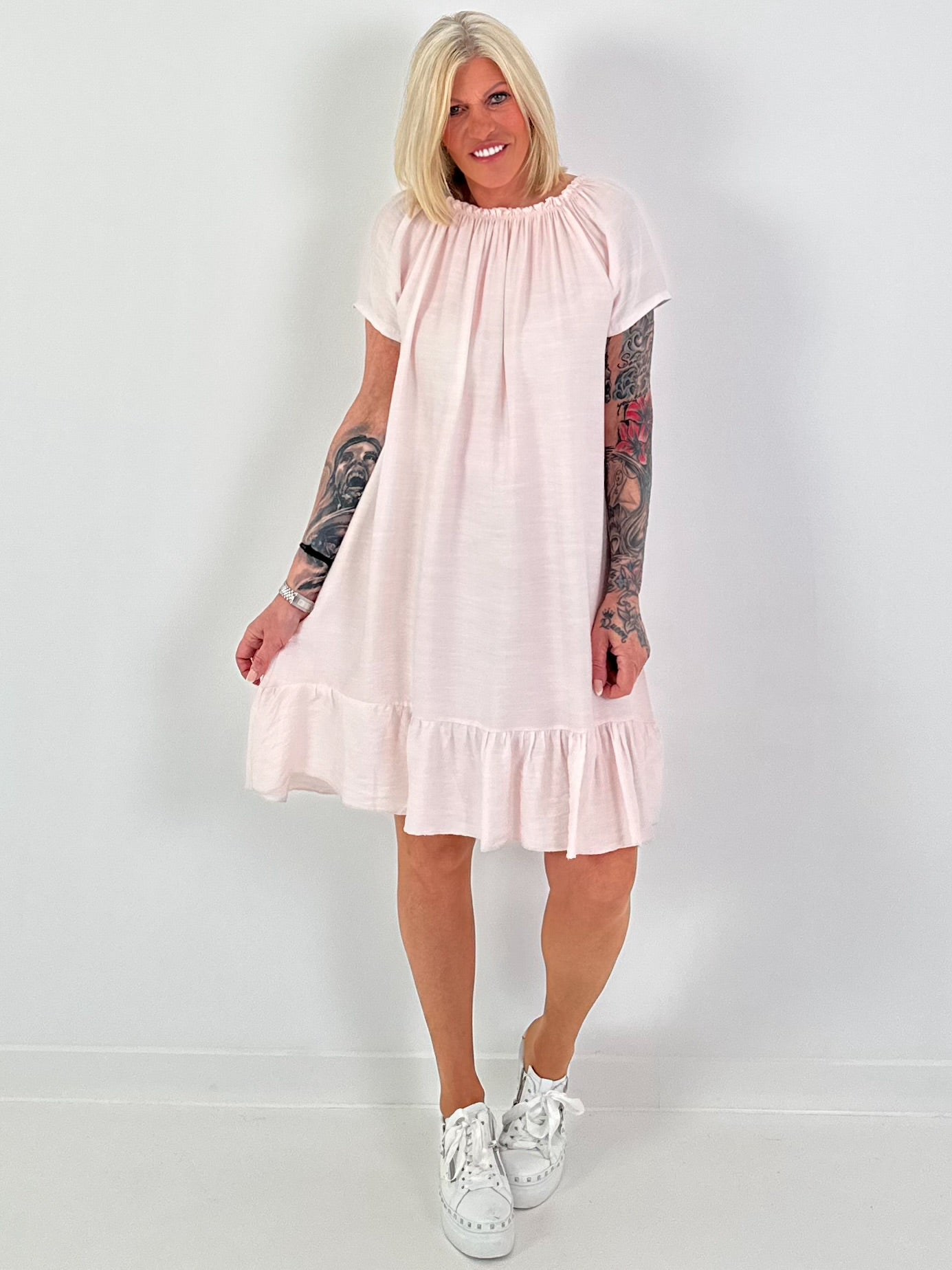 Kleid mit kurzen Ärmeln und Volant - rosa