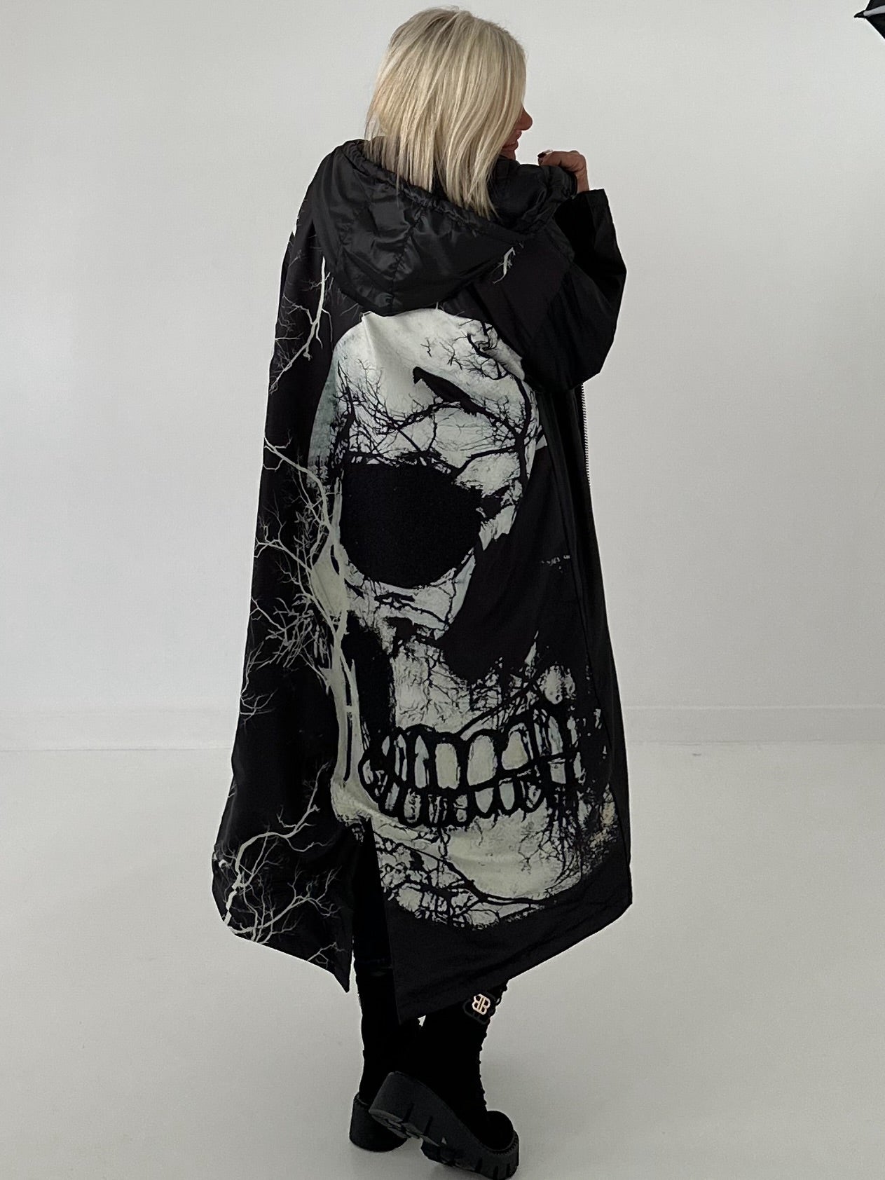 Edler Mantel mit Kapuze und großem Rückenprint Skull - schwarz - mehrfarbig