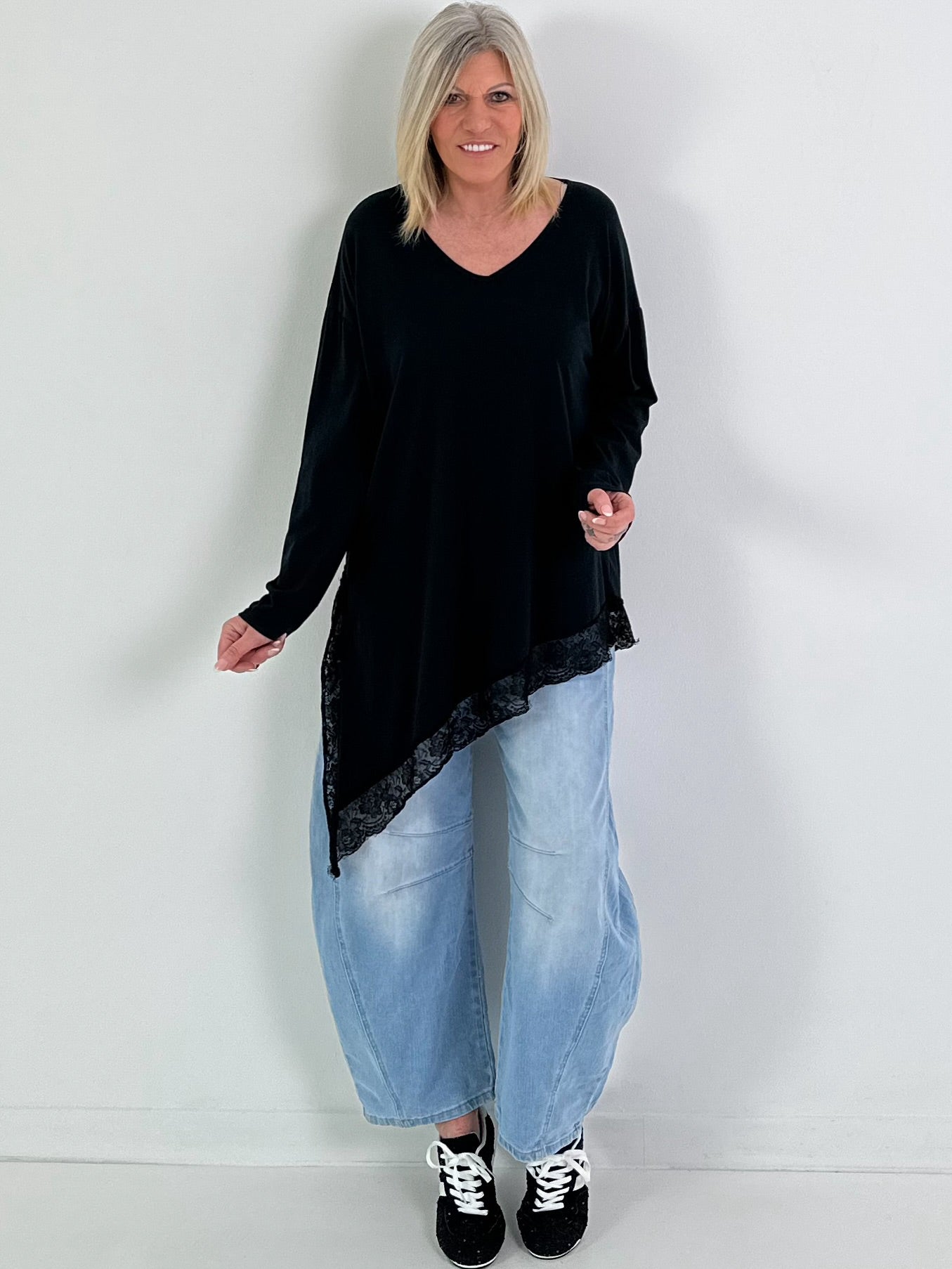 Shirt mit Spitzenabschluss - schwarz