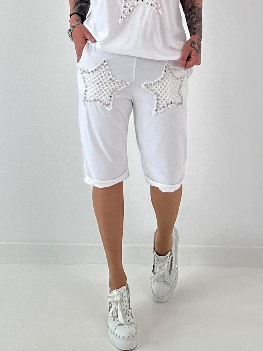 Sweat Short mit Häkelstern und  Nieten - weiss