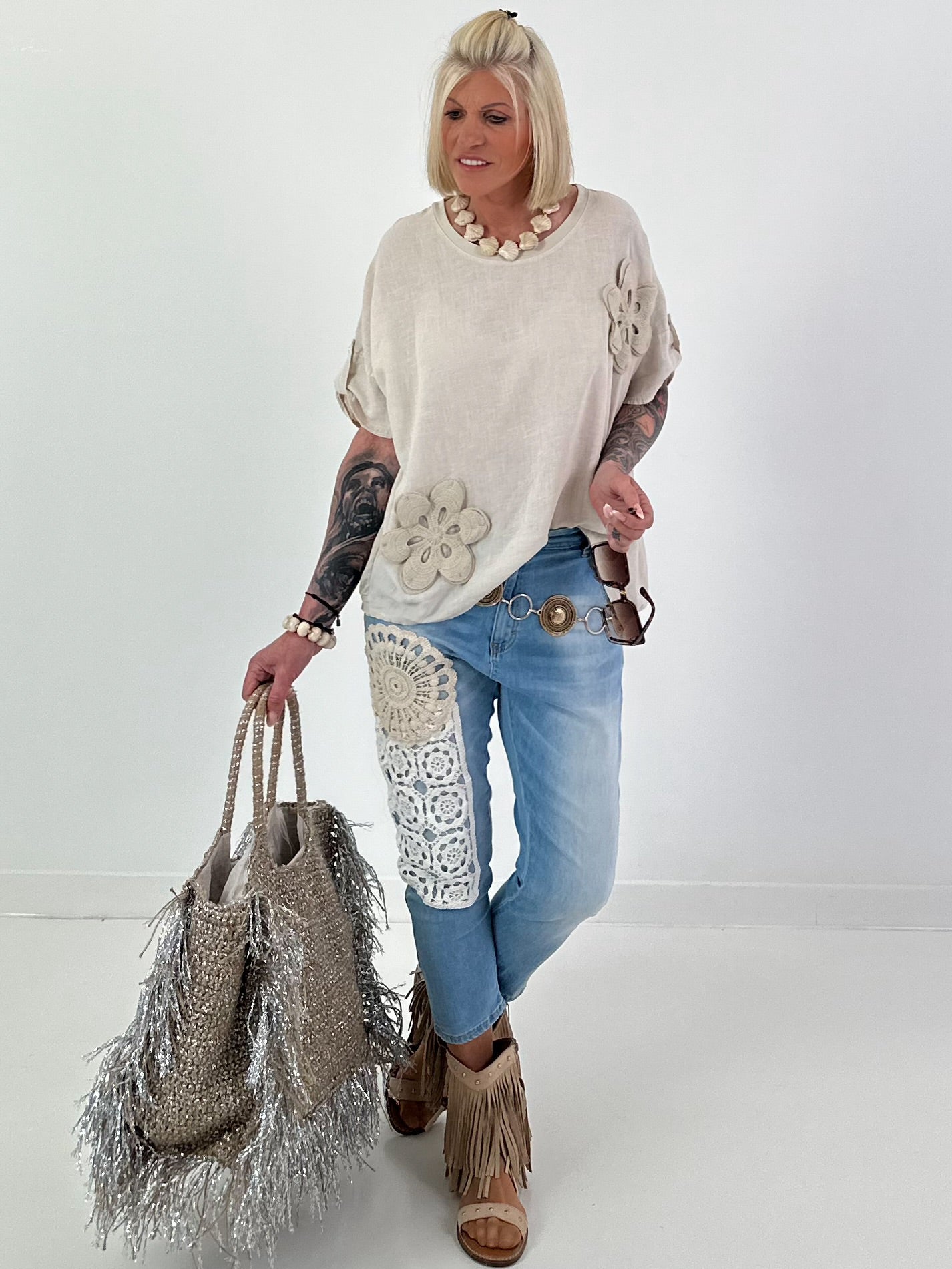 Jeans mit aufgesetzten Häkelornamenten - denim