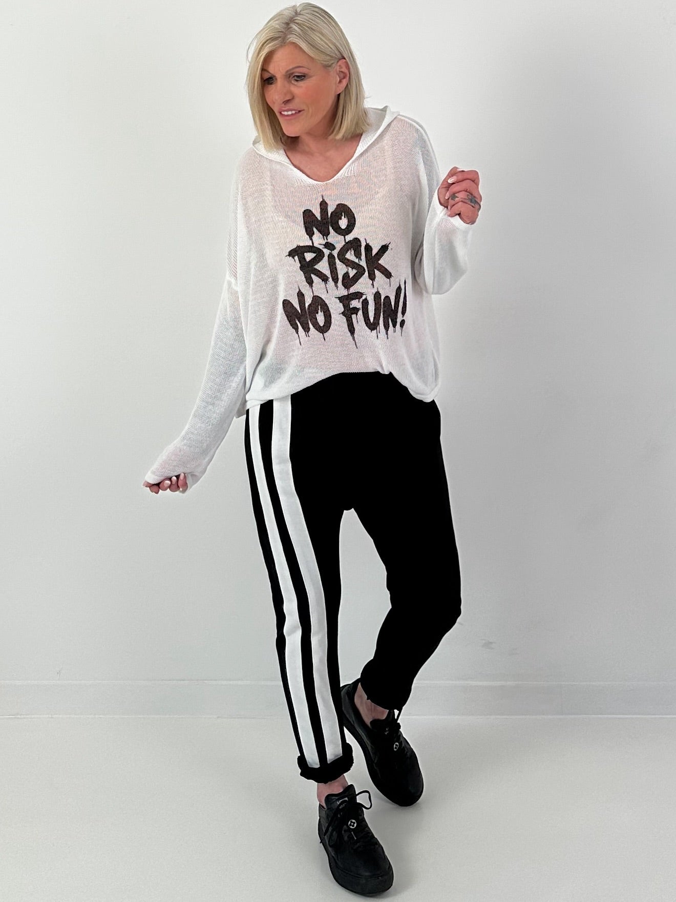 Hose mit seitlich verlaufenden Streifendetails - schwarz ( lieferbar ab 08.03.26)