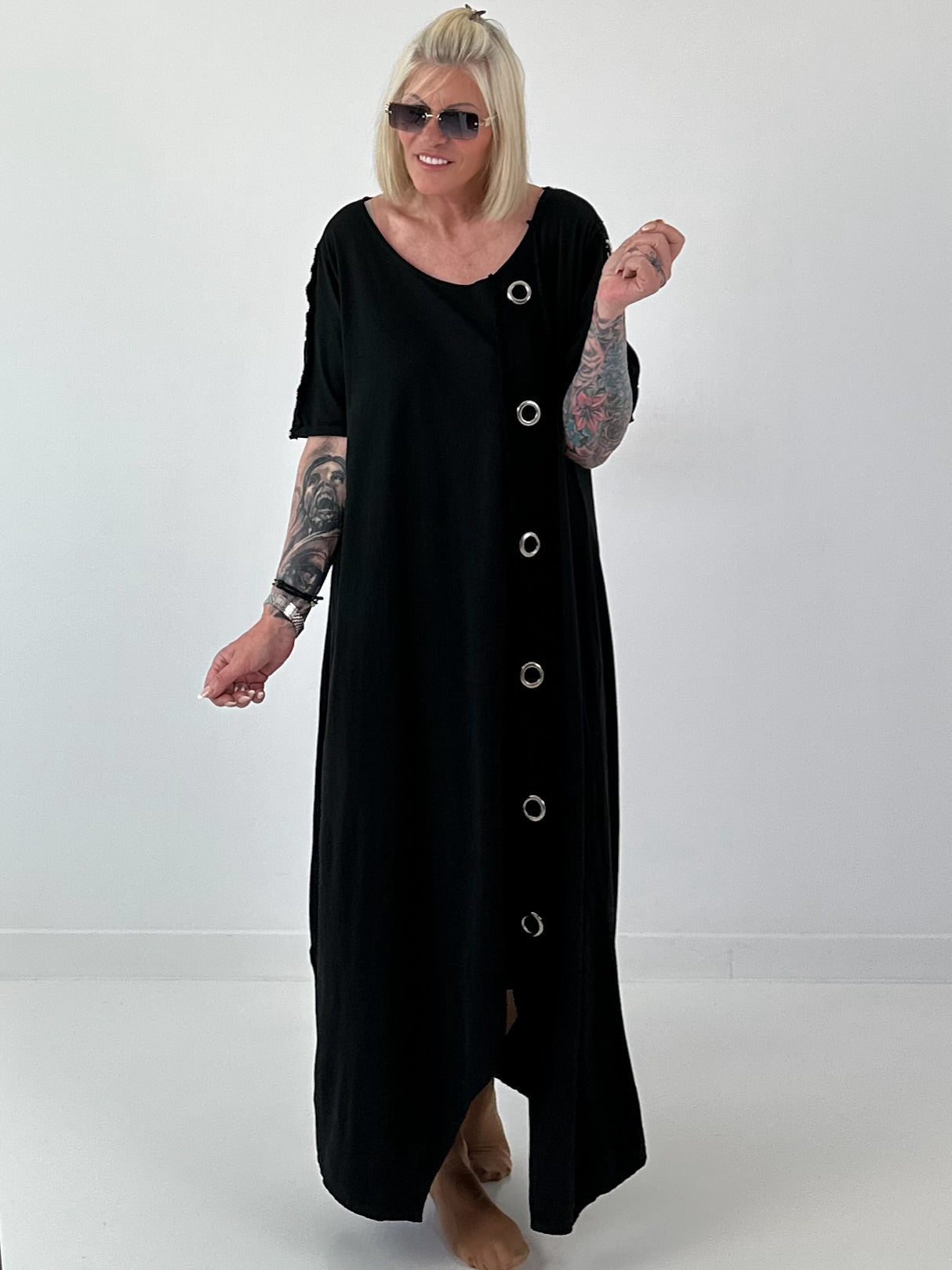 T-Shirt Kleid mit Ösen -schwarz