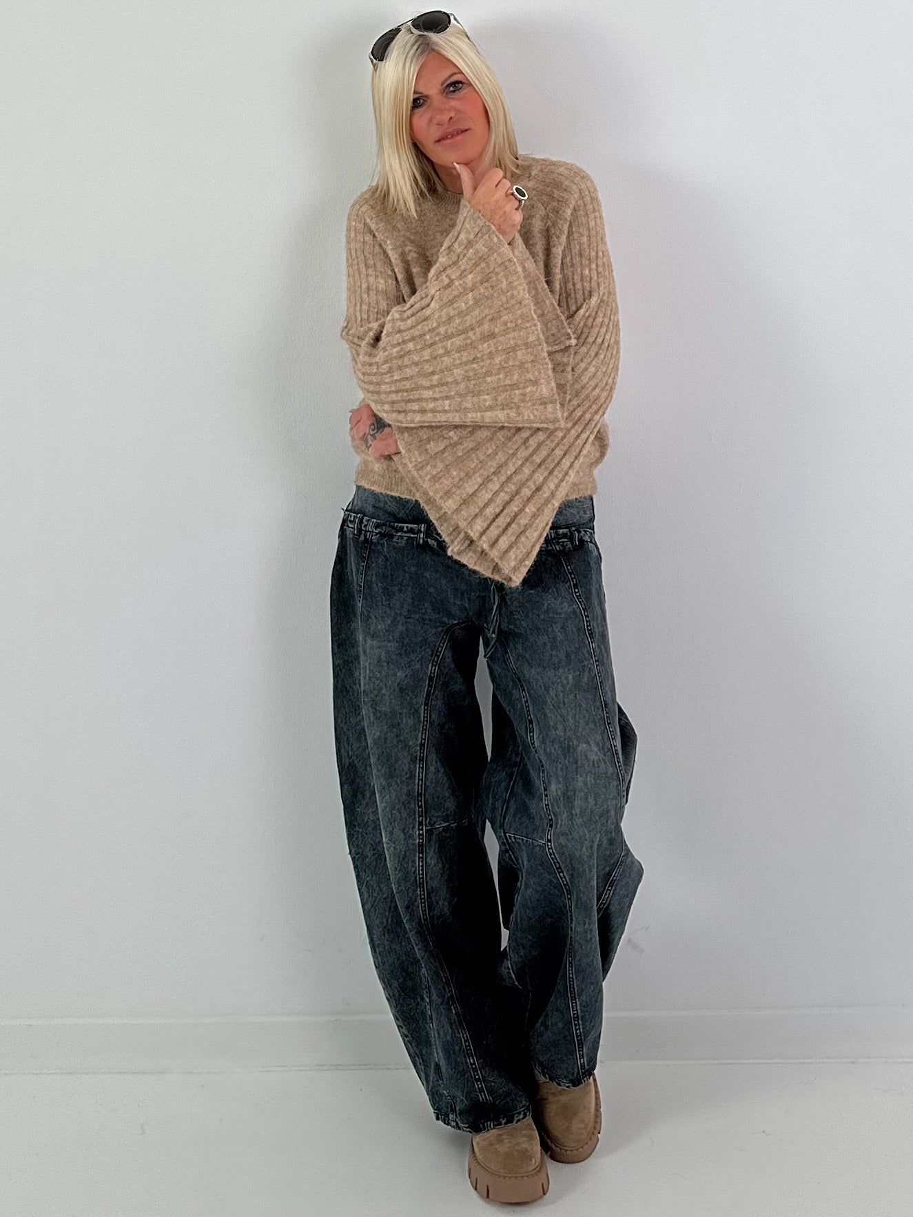 Weicher Pullover mit stylischen Trompetenärmeln - camel