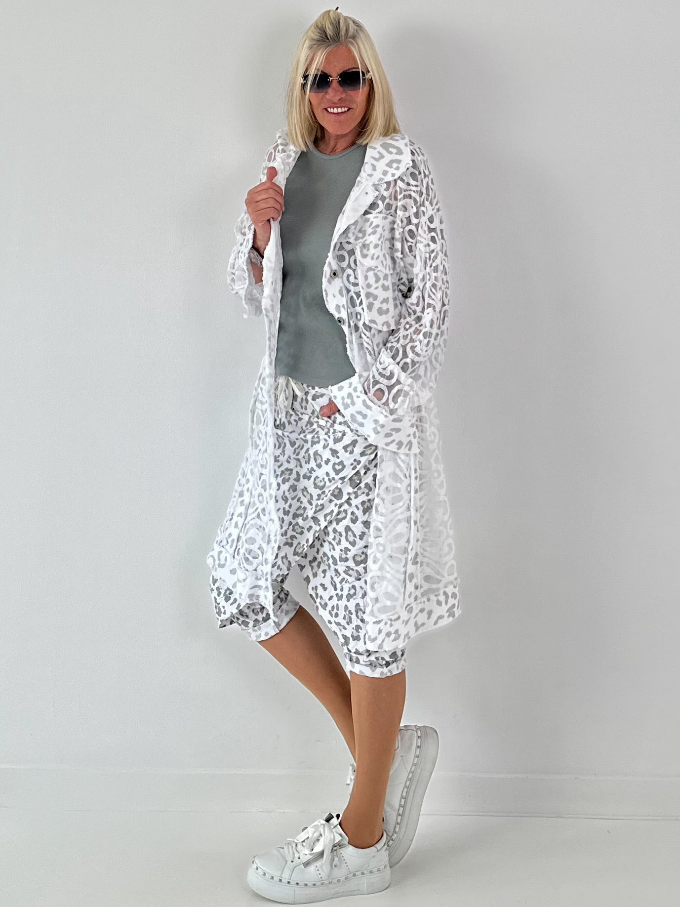 Jeansmantel mit Leo und floralem Netzeinsatz - weiss