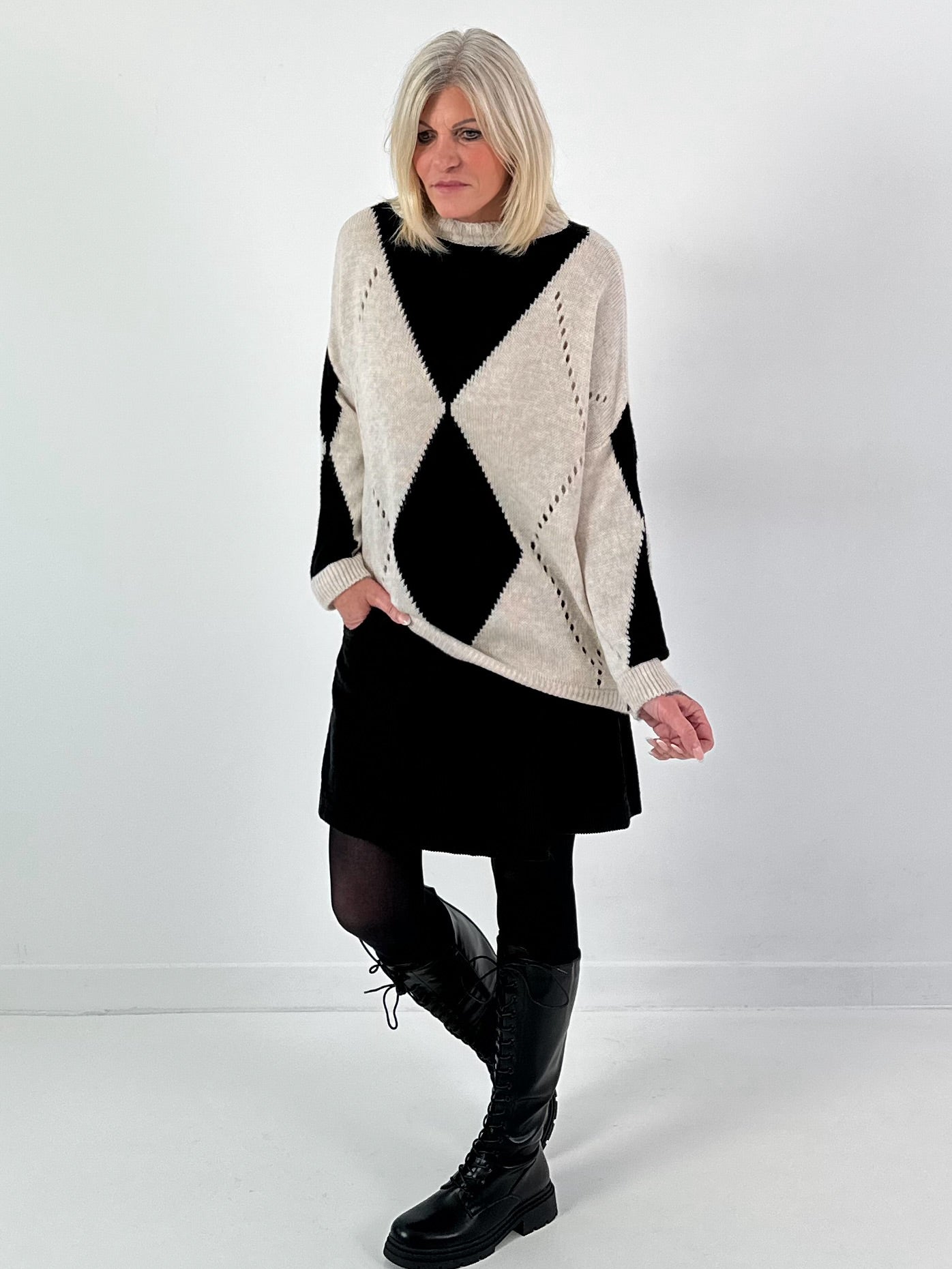 Sweater model "Geometric Glow" - beige-black