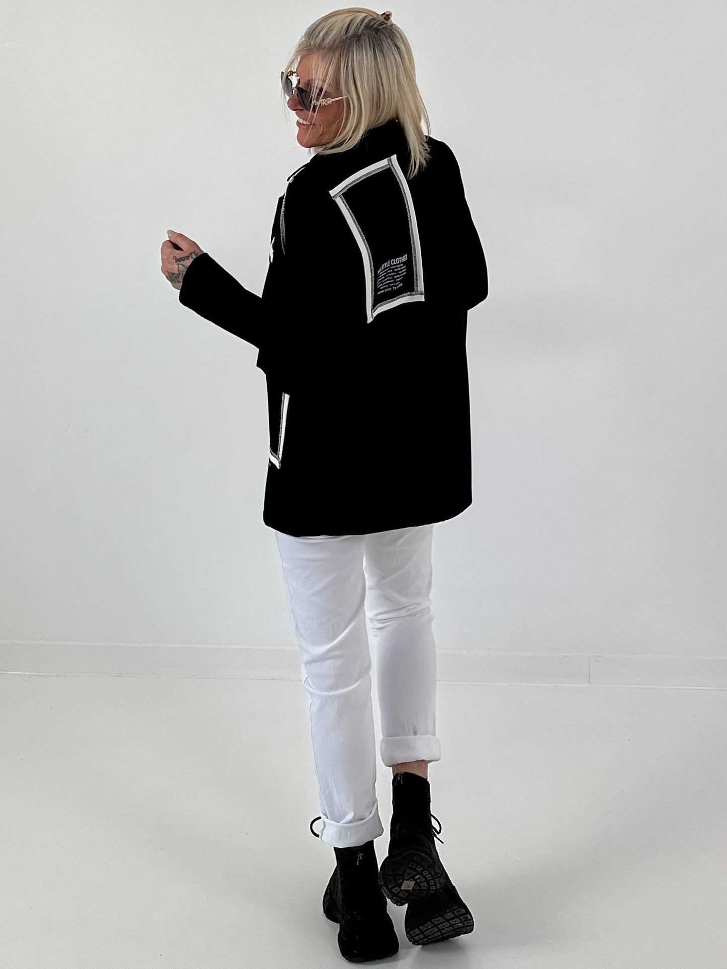 Blazer mit Statement Patch - schwarz
