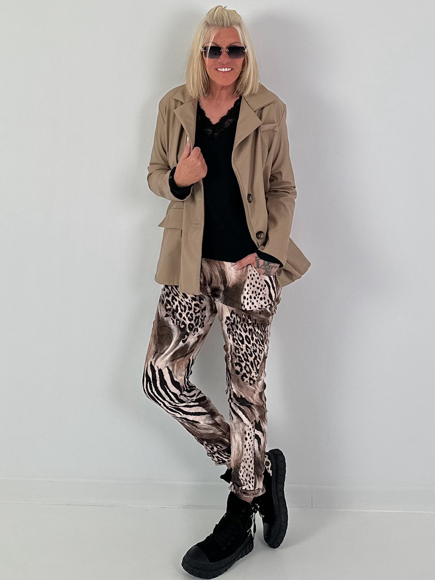 Hose in Wildleder-Optik mit Animal Print - mehrfarbig