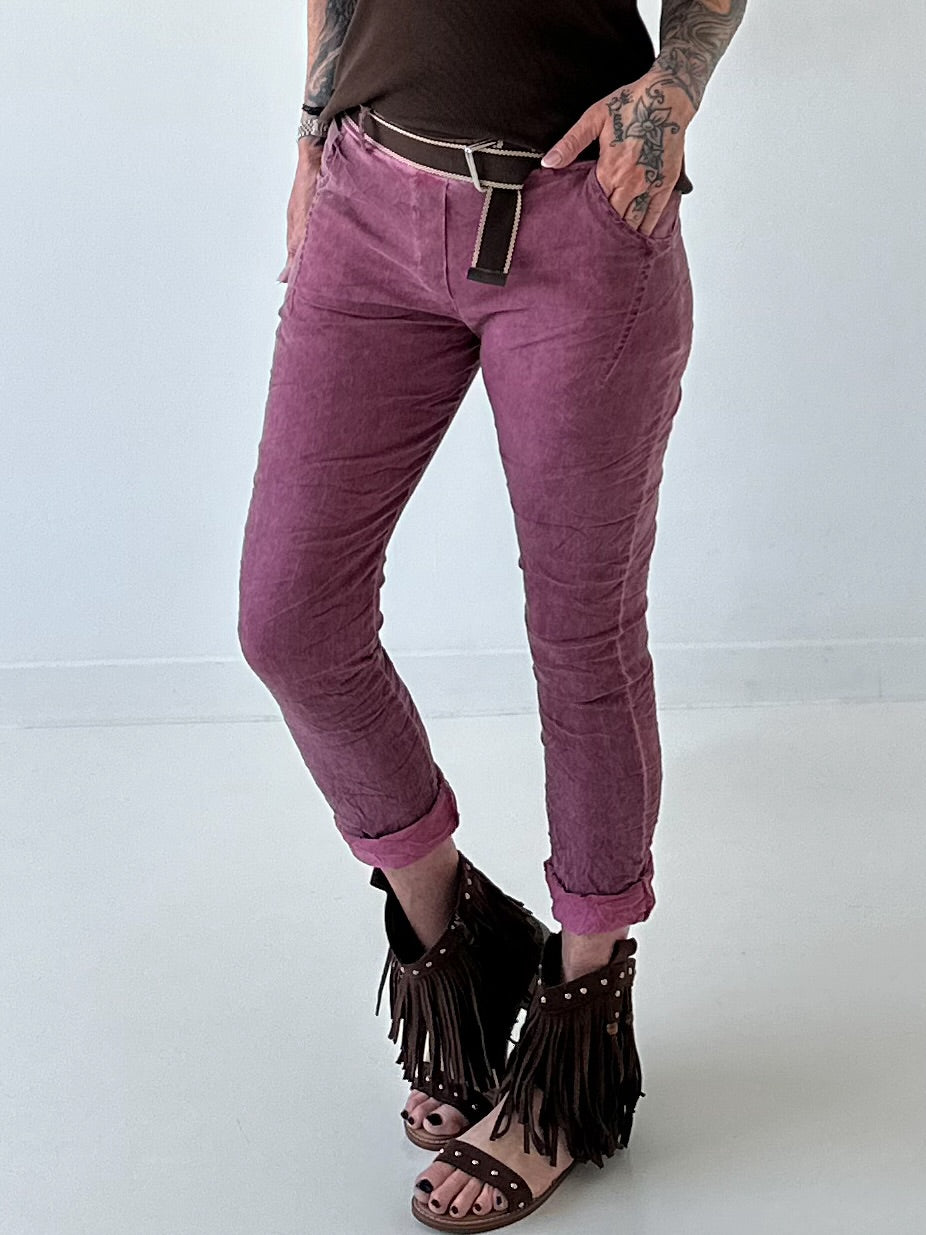 Hose stone washed mit Gürtel - berry
