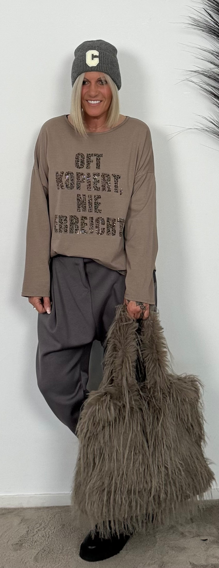 Shirt mit Leo Druck und Glitzersteinchen "Oft kopiert Nie erreicht" - taupe