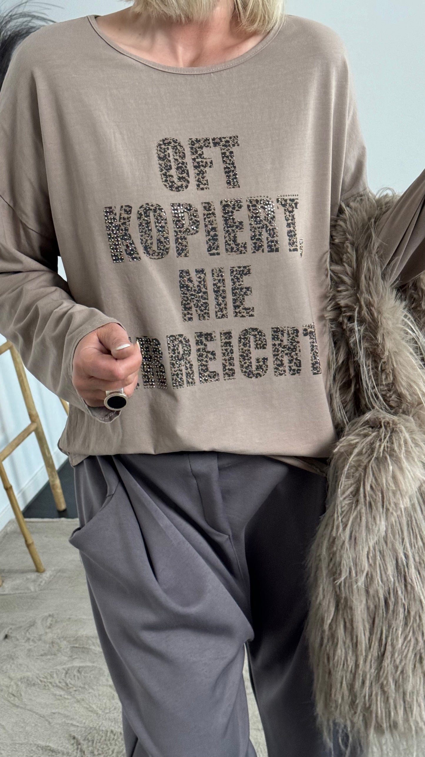 Shirt mit Leo Druck und Glitzersteinchen "Oft kopiert Nie erreicht" - taupe