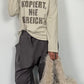 Shirt mit Leo Druck und Glitzersteinchen "Oft kopiert Nie erreicht" - beige