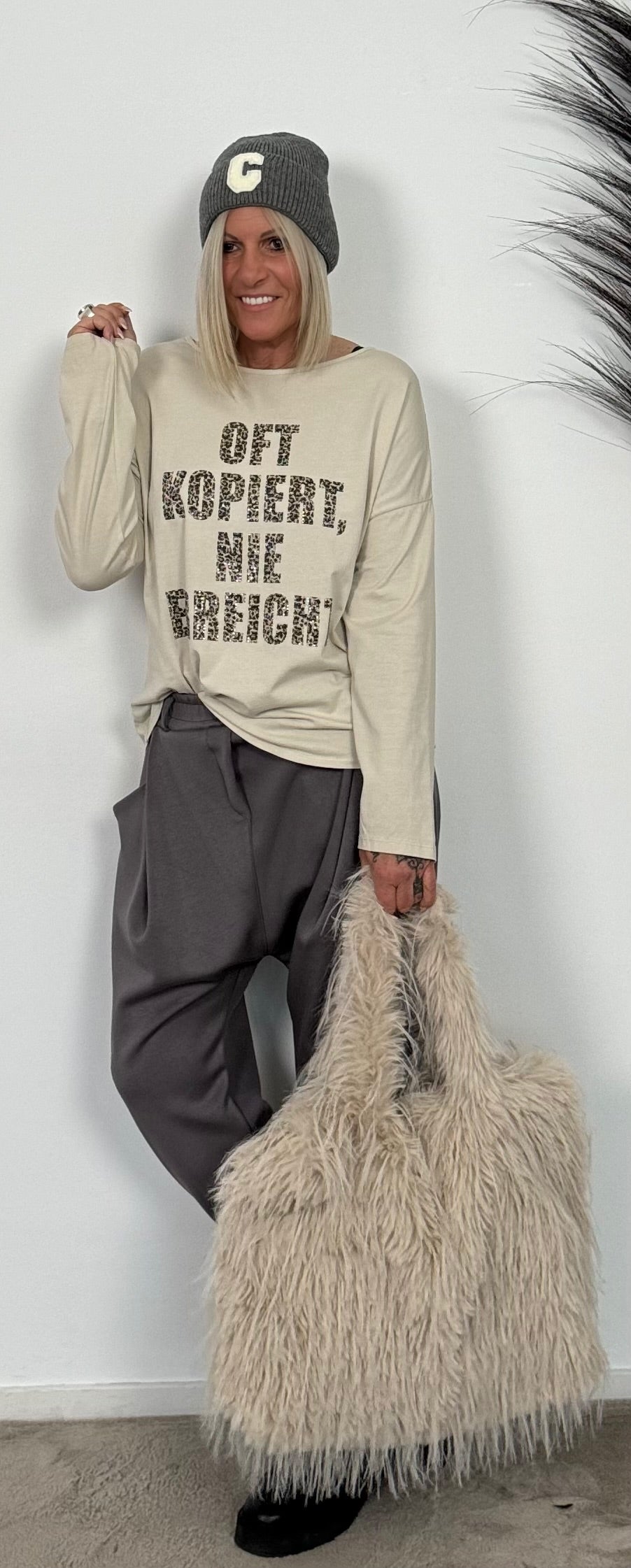 Shirt mit Leo Druck und Glitzersteinchen "Oft kopiert Nie erreicht" - beige