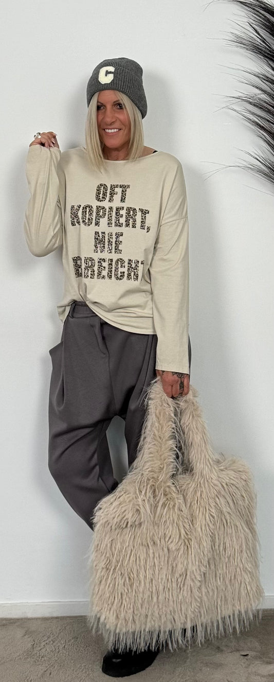 Shirt met Leo-print en strass-steentjes "Vaak gekopieerd, nooit geëvenaard" - beige