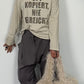 Shirt mit Leo Druck und Glitzersteinchen "Oft kopiert Nie erreicht" - beige