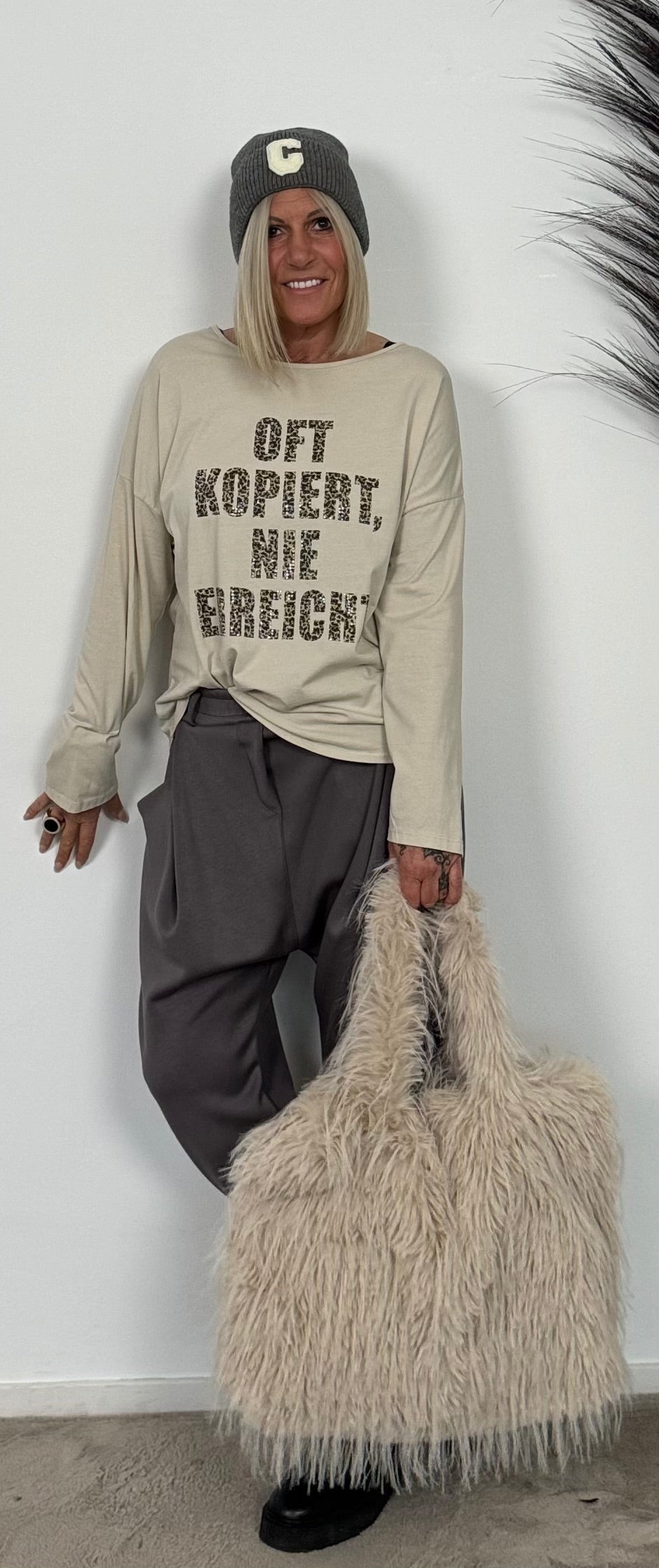 Shirt mit Leo Druck und Glitzersteinchen "Oft kopiert Nie erreicht" - beige