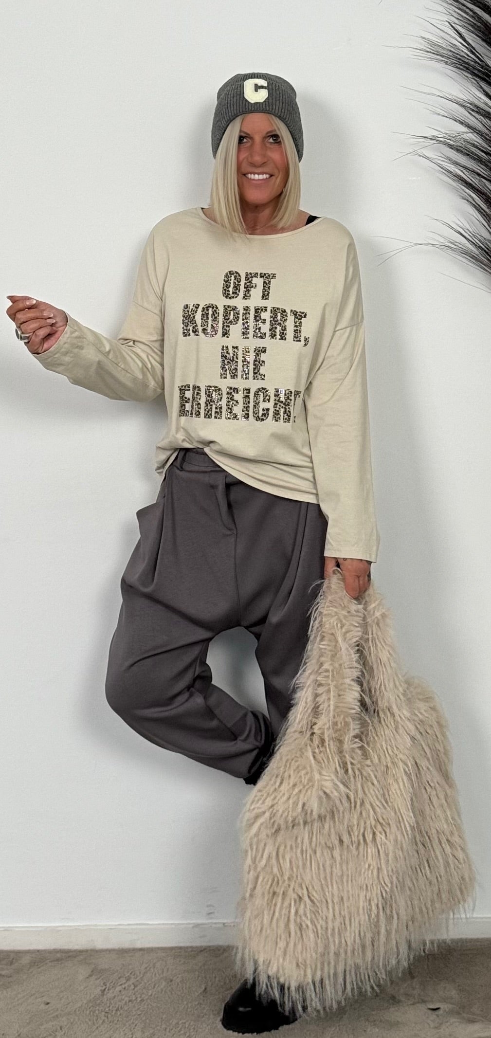 Shirt mit Leo Druck und Glitzersteinchen "Oft kopiert Nie erreicht" - beige