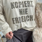 Shirt mit Leo Druck und Glitzersteinchen "Oft kopiert Nie erreicht" - beige