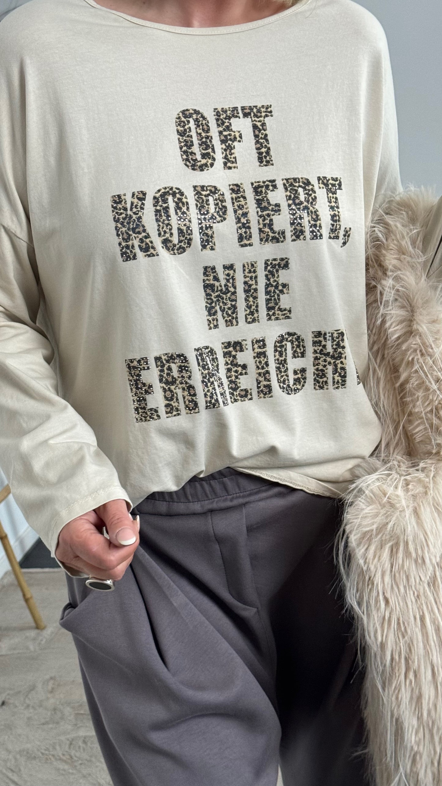 Shirt mit Leo Druck und Glitzersteinchen "Oft kopiert Nie erreicht" - beige