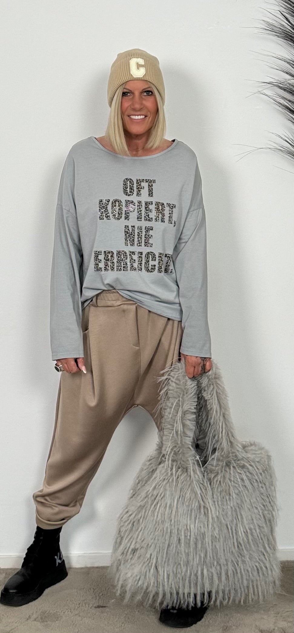 Shirt mit Leo Druck und Glitzersteinchen "Oft kopiert Nie erreicht" - grau