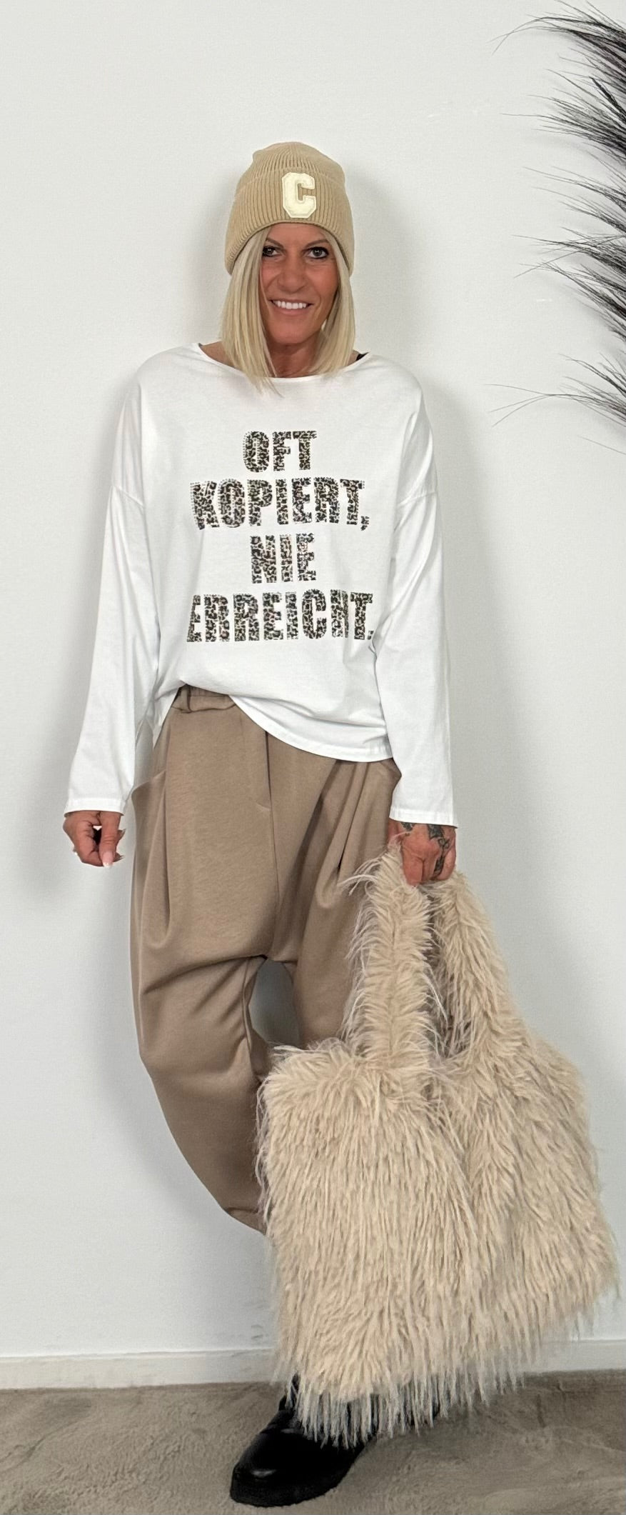 Shirt mit Leo Druck und Glitzersteinchen "Oft kopiert Nie erreicht" - weiss