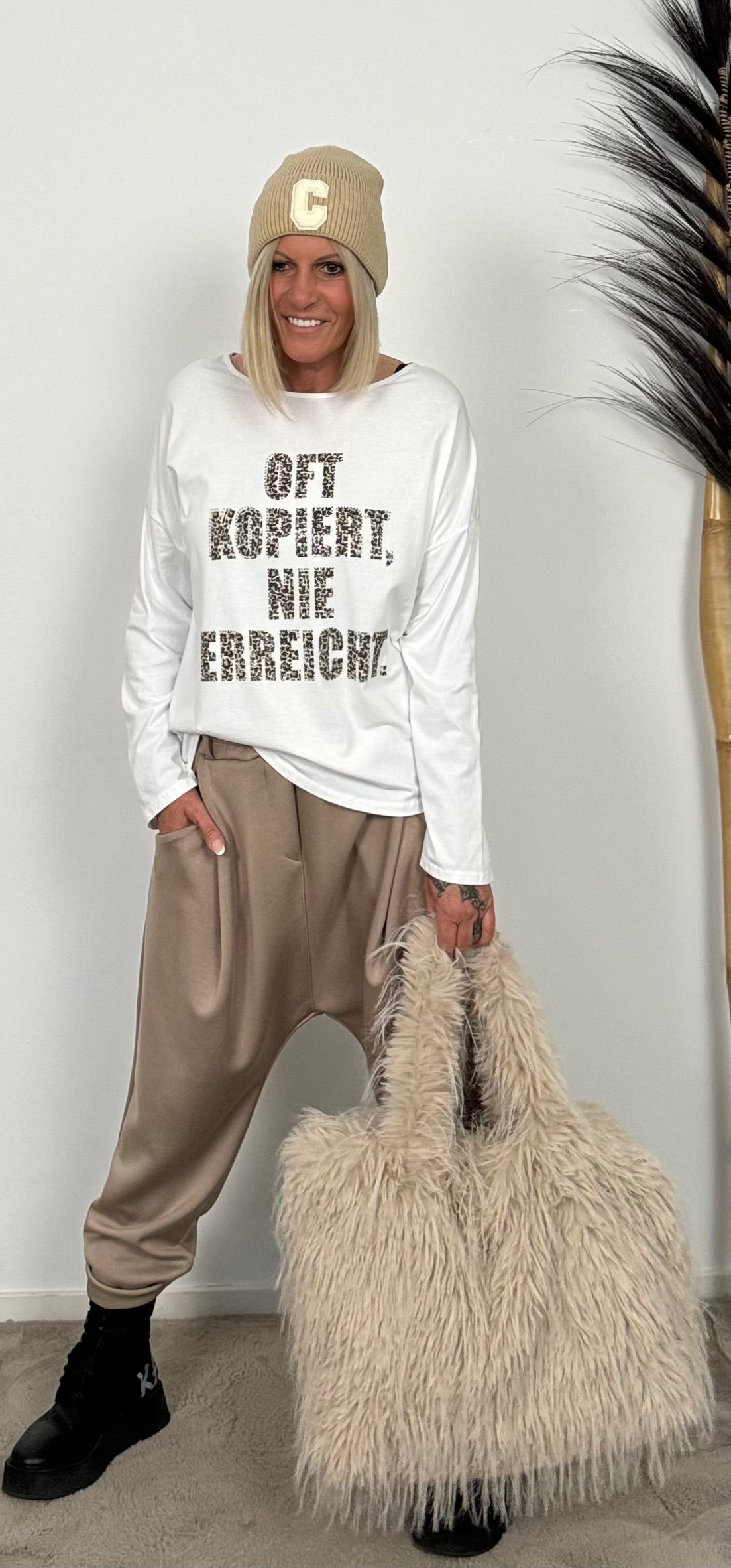 Shirt mit Leo Druck und Glitzersteinchen "Oft kopiert Nie erreicht" - weiss