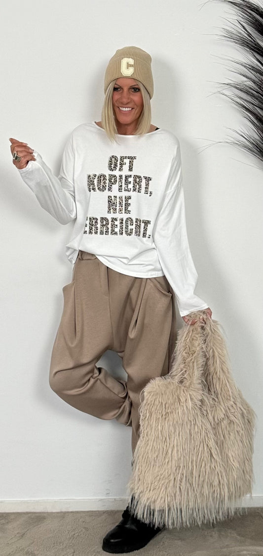 Shirt mit Leo Druck und Glitzersteinchen "Oft kopiert Nie erreicht" - weiss