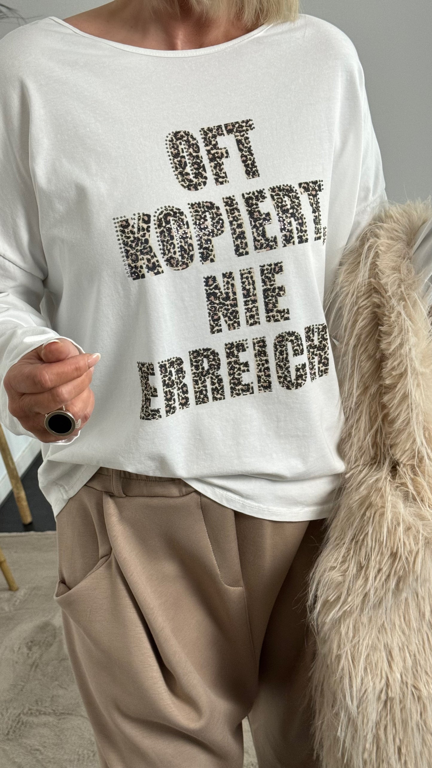 Shirt mit Leo Druck und Glitzersteinchen "Oft kopiert Nie erreicht" - weiss