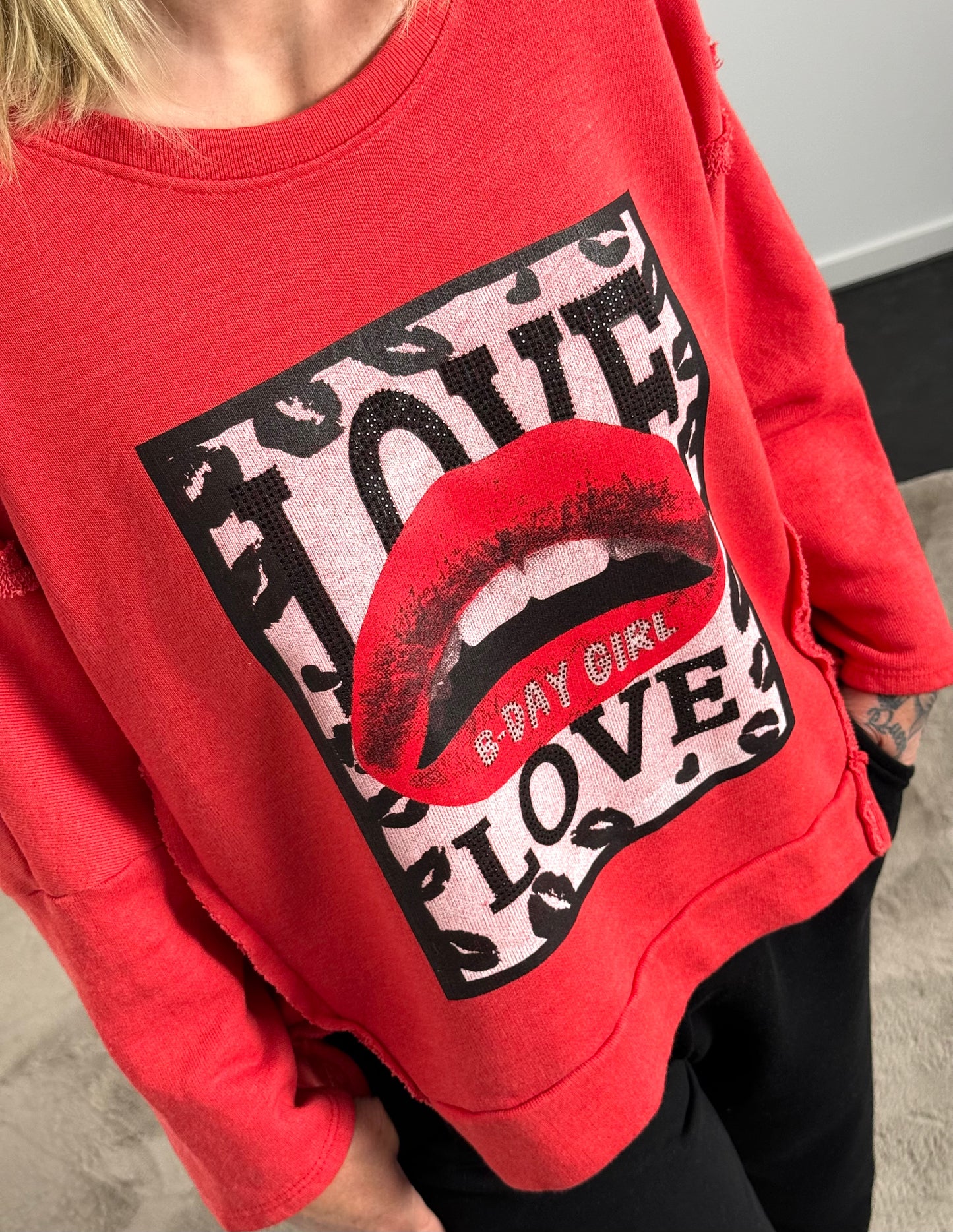 Sweatshirt Glitzersteinchen "Love Kiss" - rot