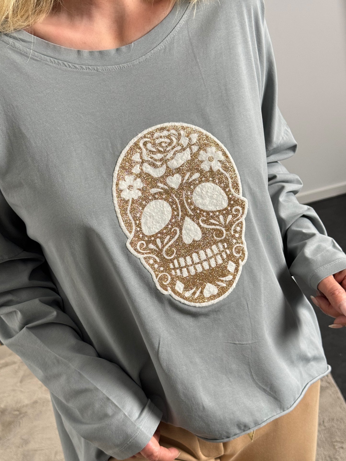Oversized Langarm Shirt "Skull" - grau