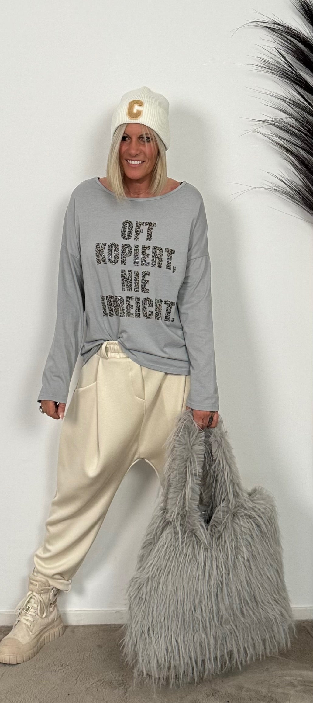 Shirt met Leo-print en strass-steentjes "Vaak gekopieerd, nooit geëvenaard" - grijs