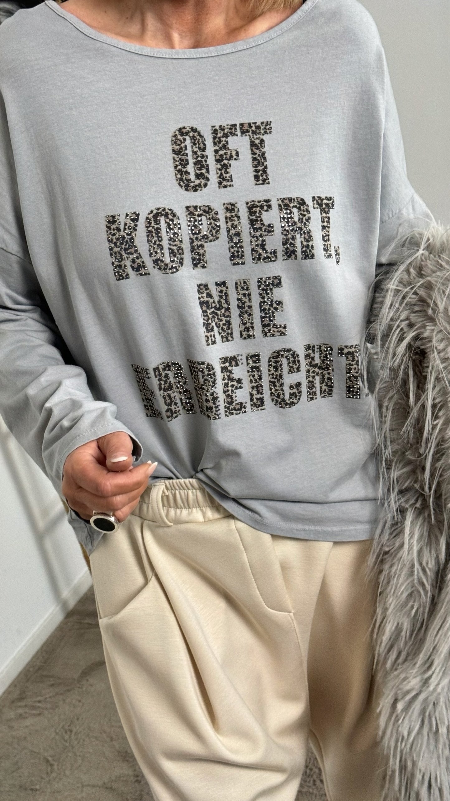 Shirt mit Leo Druck und Glitzersteinchen "Oft kopiert Nie erreicht" - grau