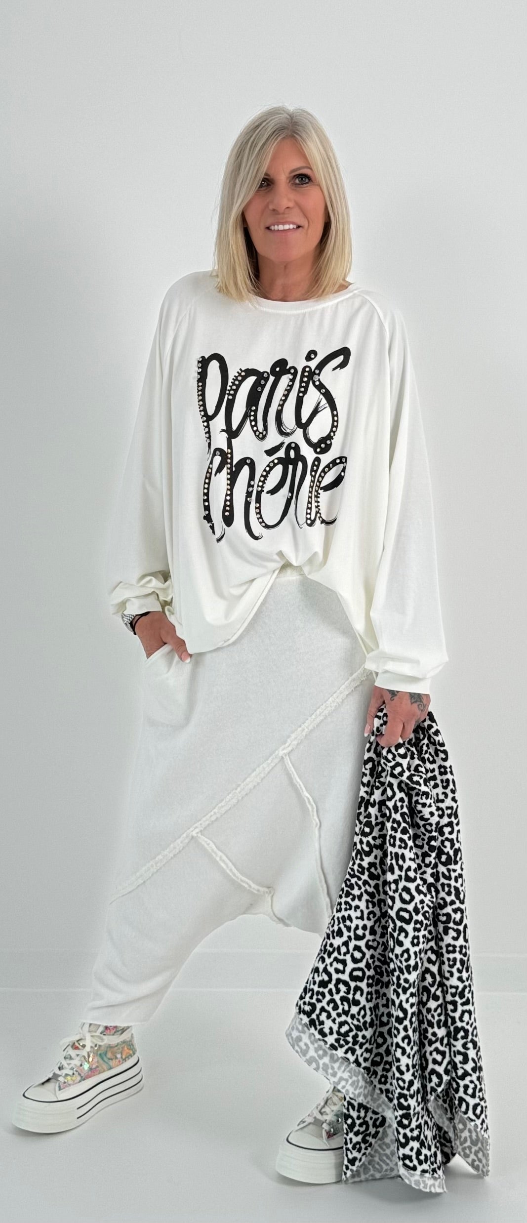 Oversized Shirt mit Nieten und Strasssteinen Modell "Paris" - weiss