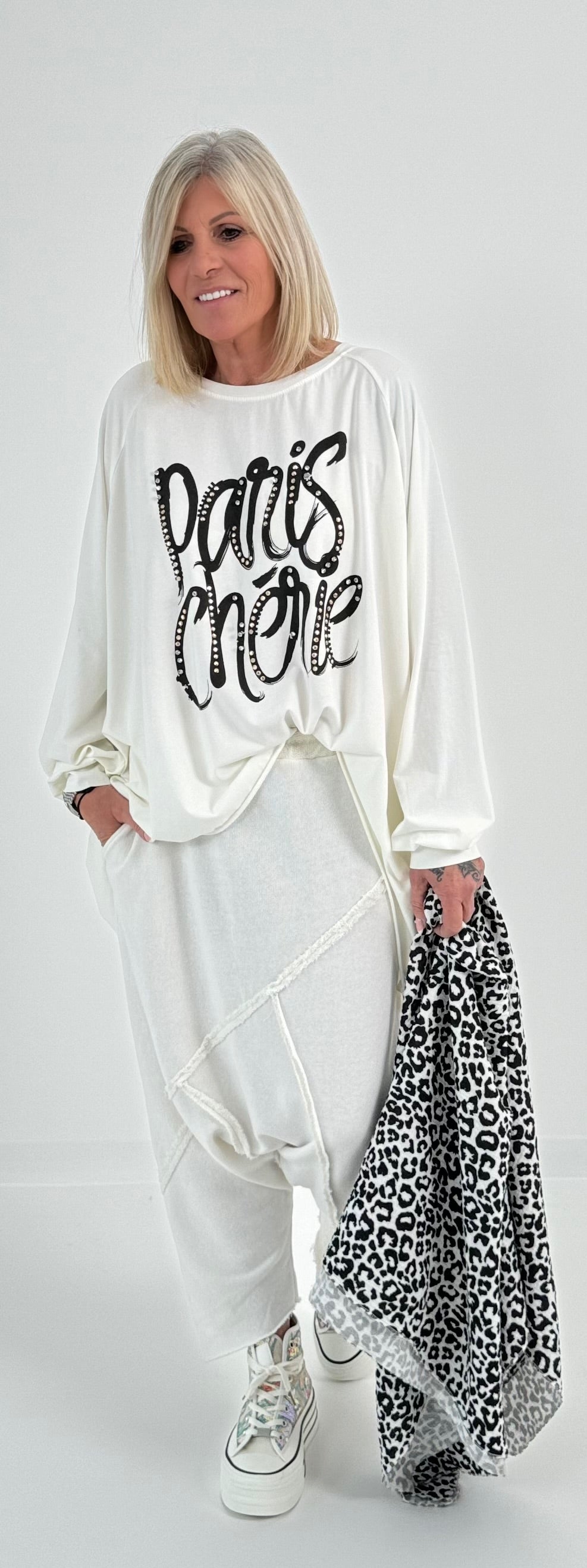 Oversized Shirt mit Nieten und Strasssteinen Modell "Paris" - weiss