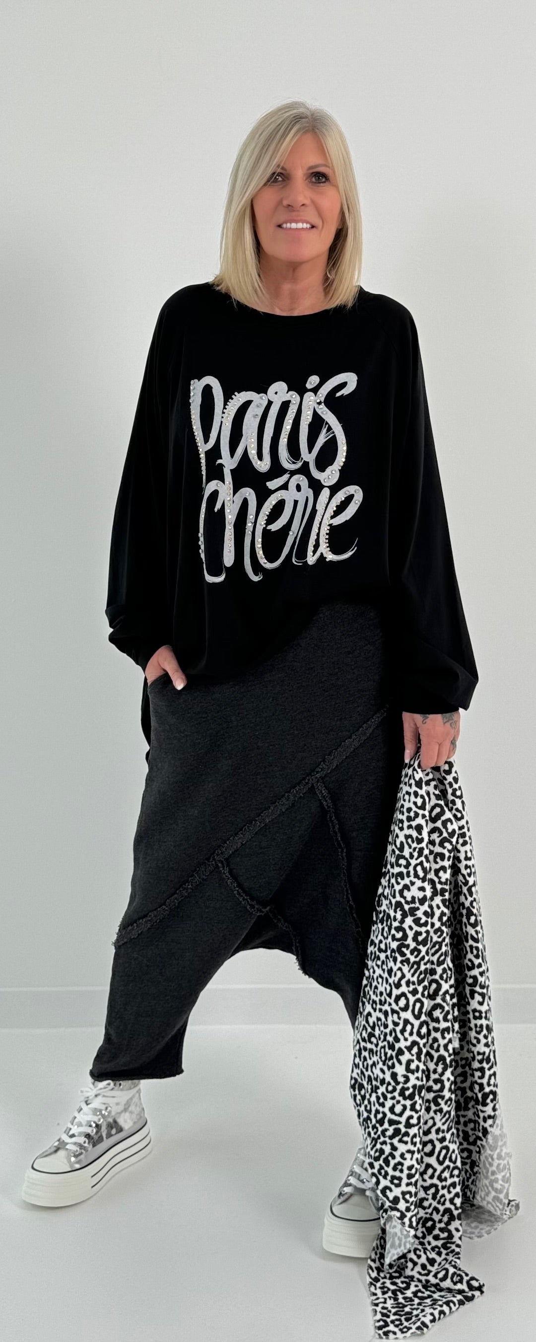 Oversized Shirt mit Nieten und Strasssteinen Modell "Paris" - schwarz