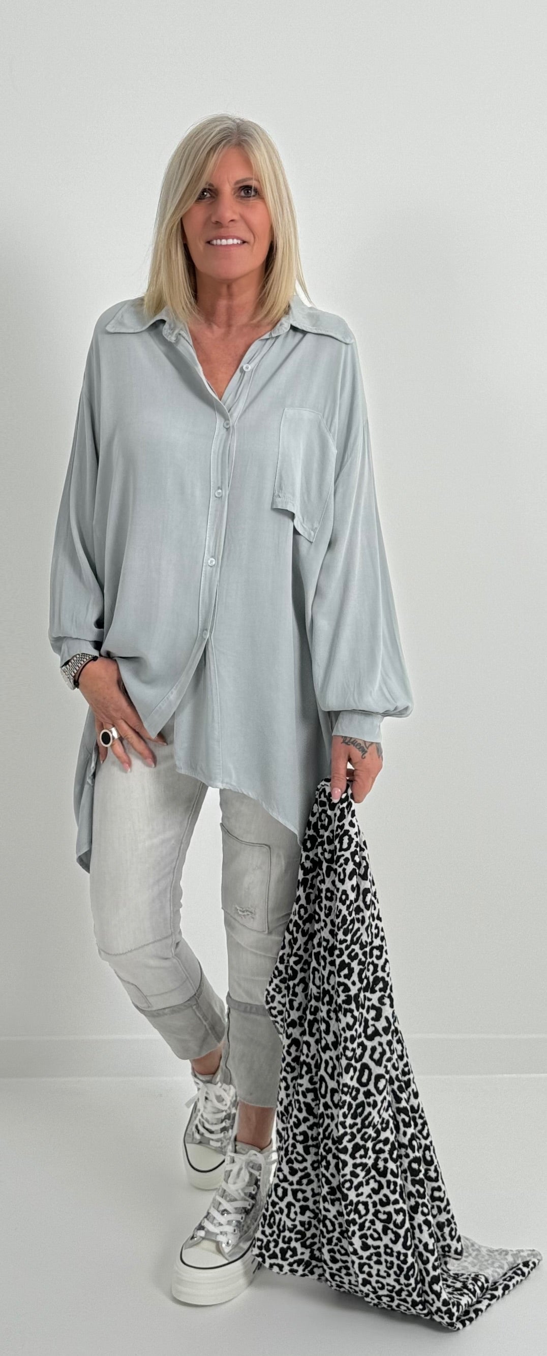 Raffinierte Oversized Bluse Modell "Mella" - hellgrau