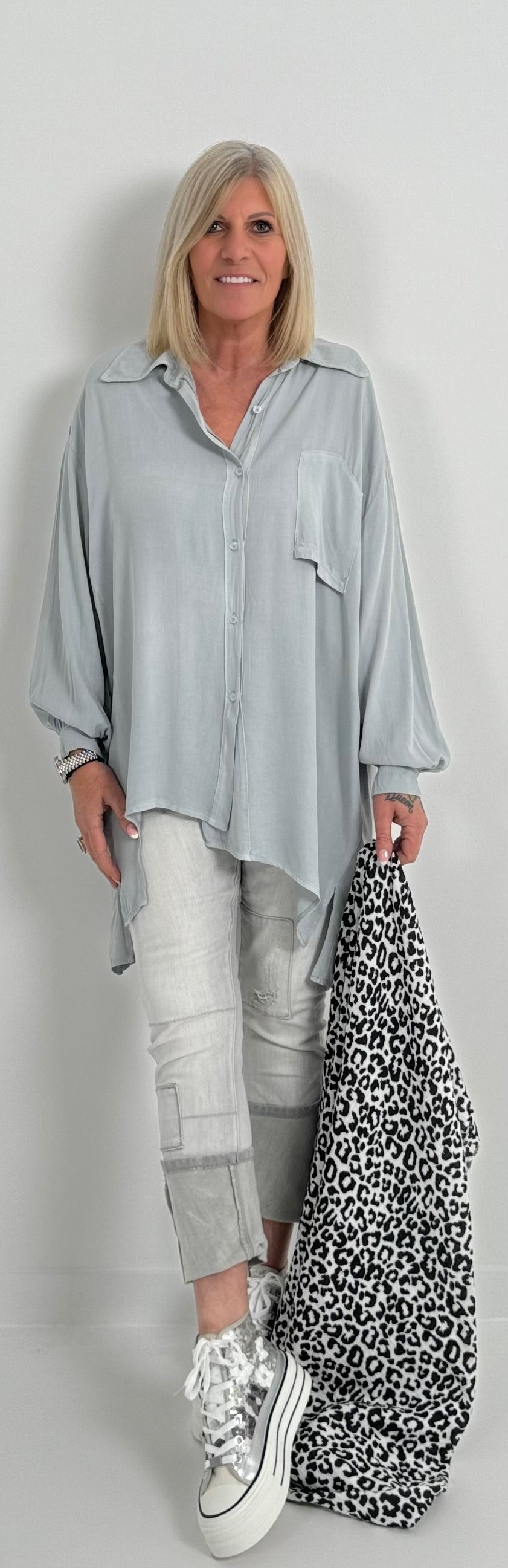 Raffinierte Oversized Bluse Modell "Mella" - hellgrau