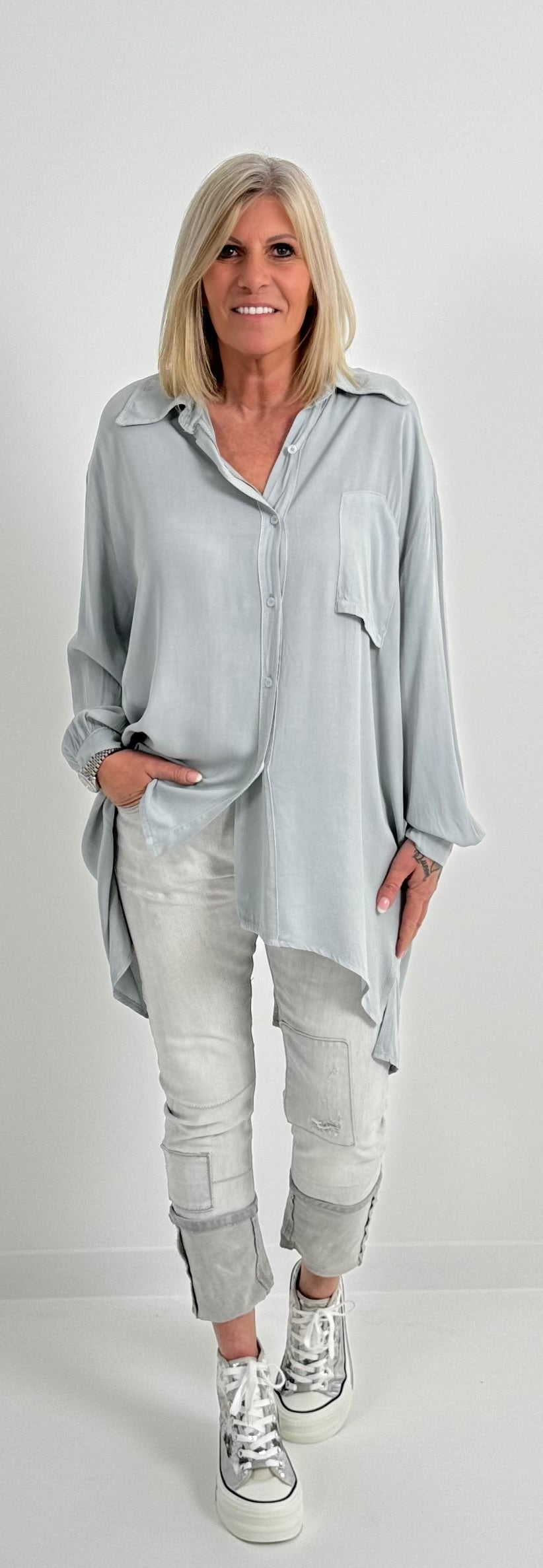 Raffinierte Oversized Bluse Modell "Mella" - hellgrau