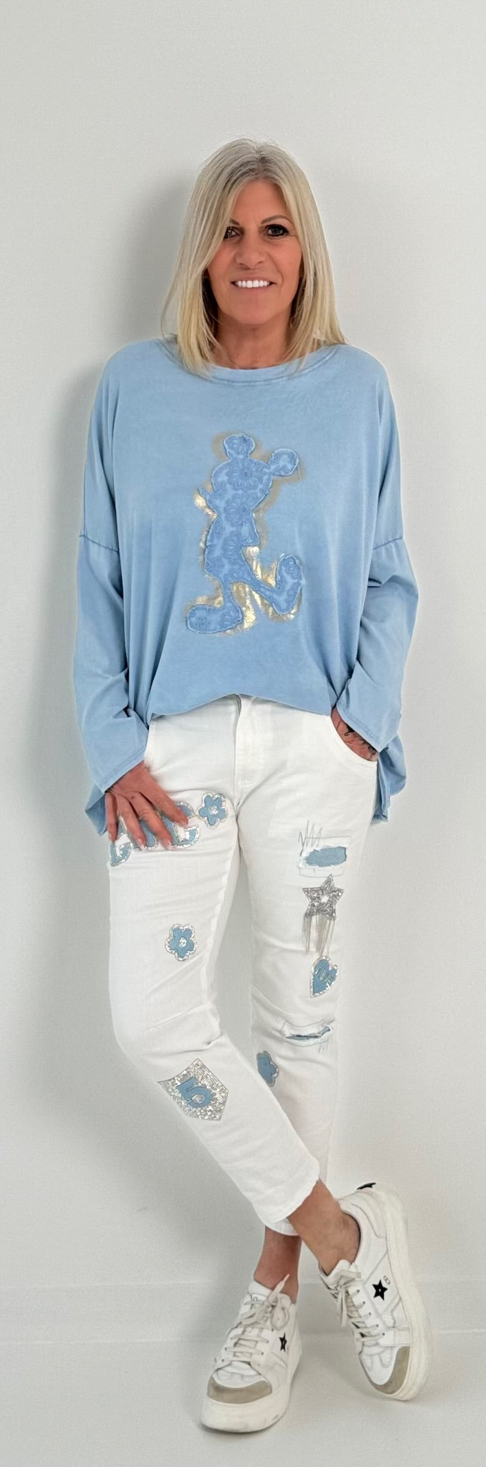 Oversized Shirt mit großem aufgenähten Patch Modell "Jenna" - hellblau