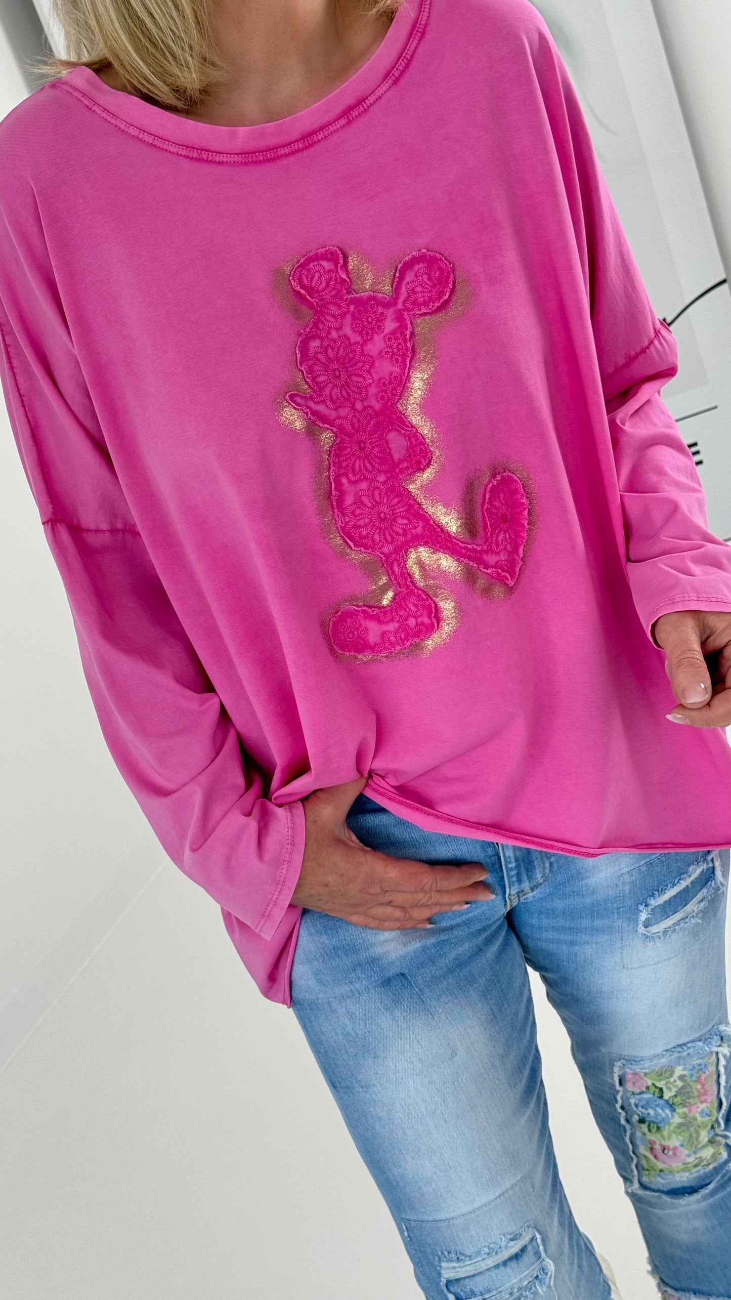 Oversized Shirt mit großem aufgenähten Patch Modell "Jenna" - pink