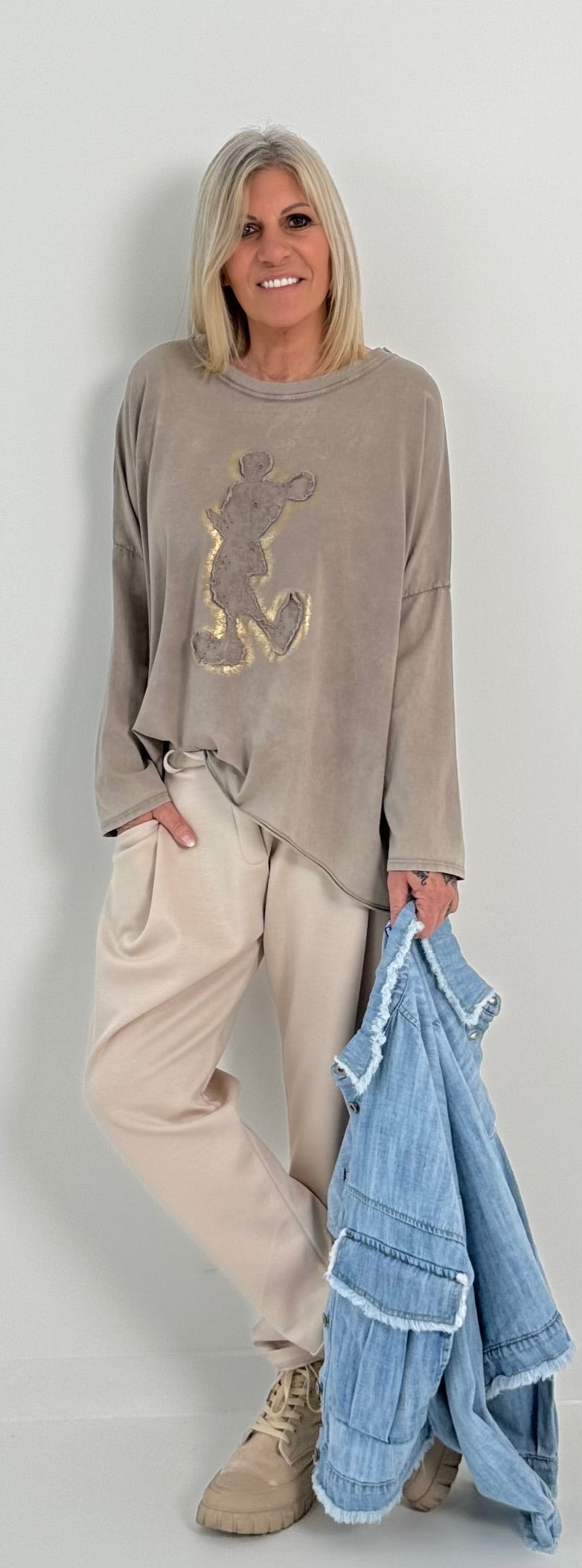 Oversized Shirt mit großem aufgenähten Patch Modell "Jenna" - taupe