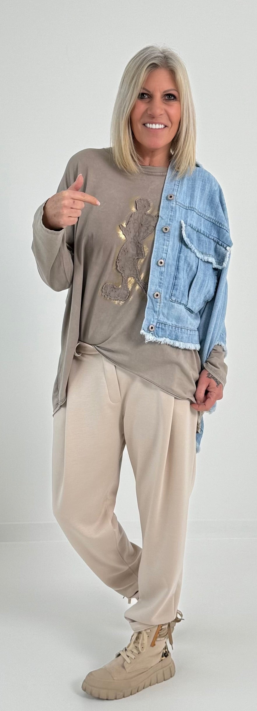 Oversized Shirt mit großem aufgenähten Patch Modell "Jenna" - taupe