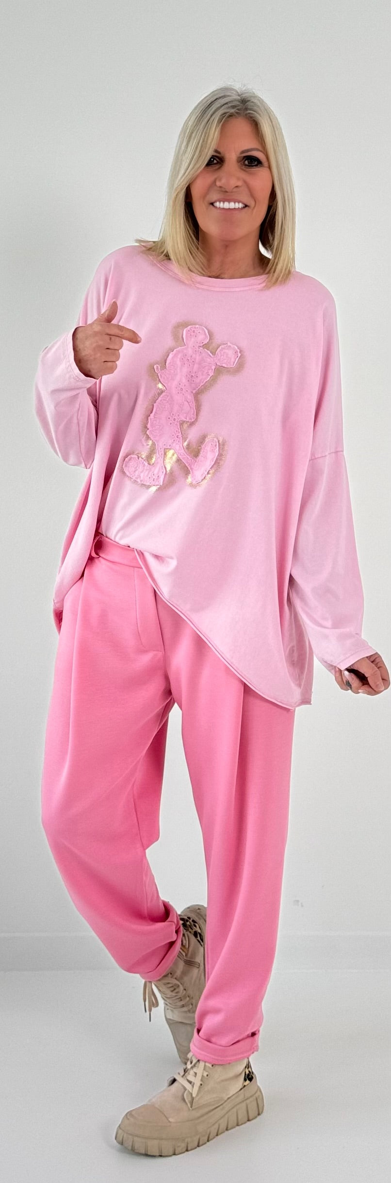 Oversized shirt with large sewn-on patch model "Jenna" - baby pink