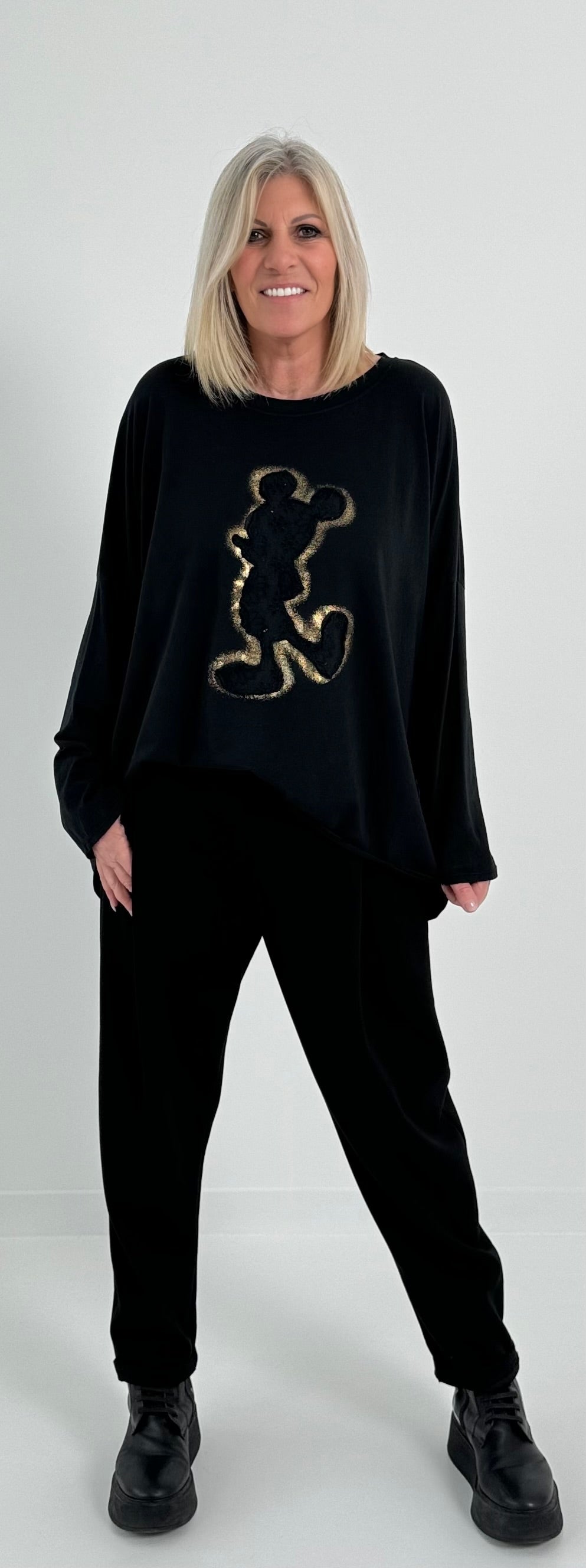 Oversized shirt with large sewn-on patch model "Jenna" - black