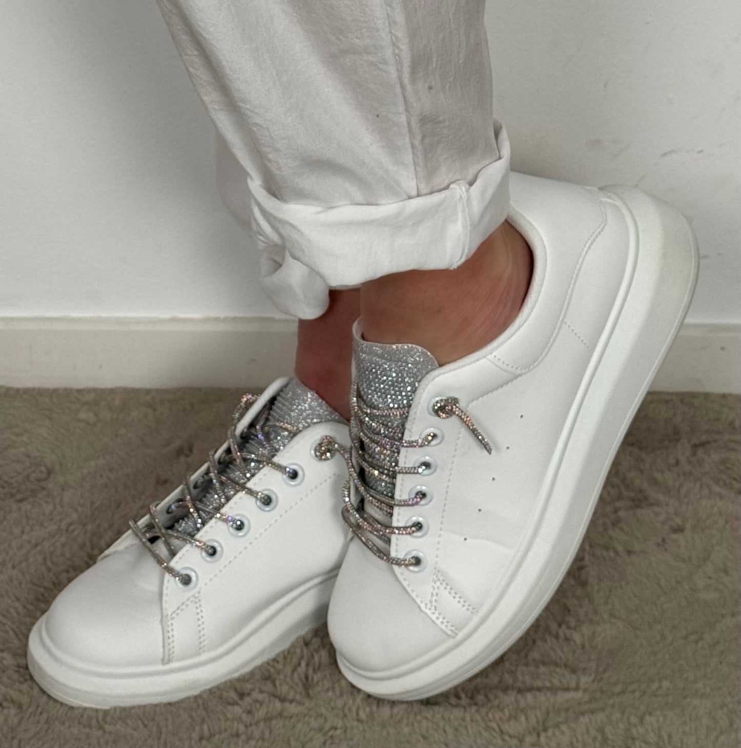 Sneakers met glitterveter en label "Mana" - wit