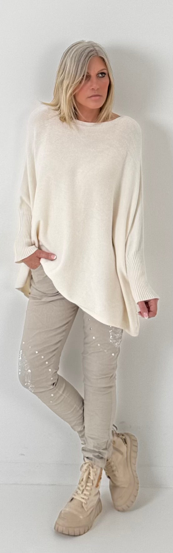 Oversized Pullover Modell "Be" - creme