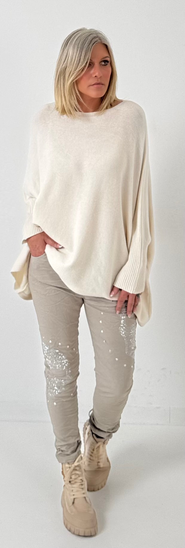 Oversized Pullover Modell "Be" - creme
