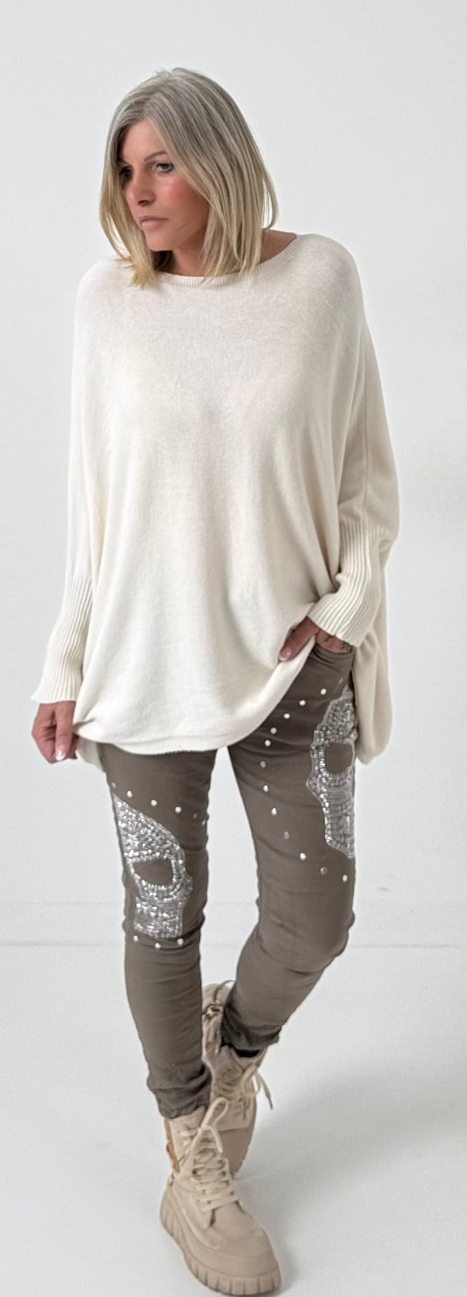 Oversized Pullover Modell "Be" - creme