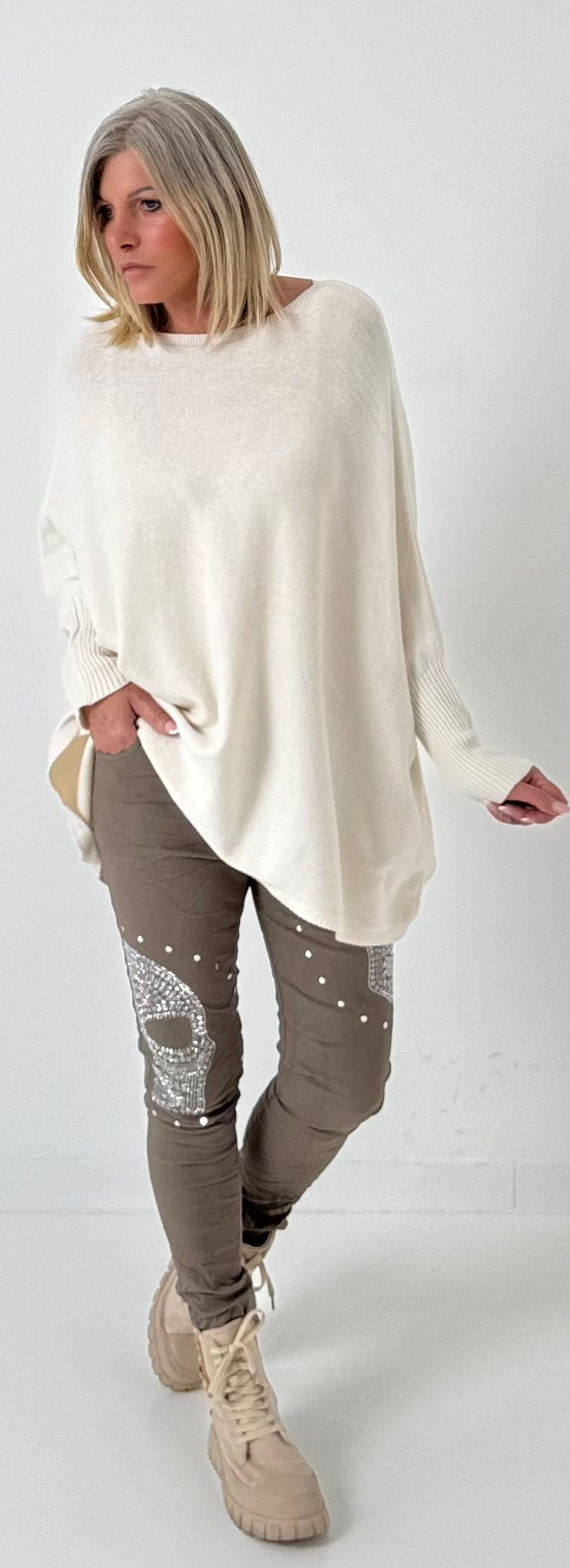 Oversized Pullover Modell "Be" - creme