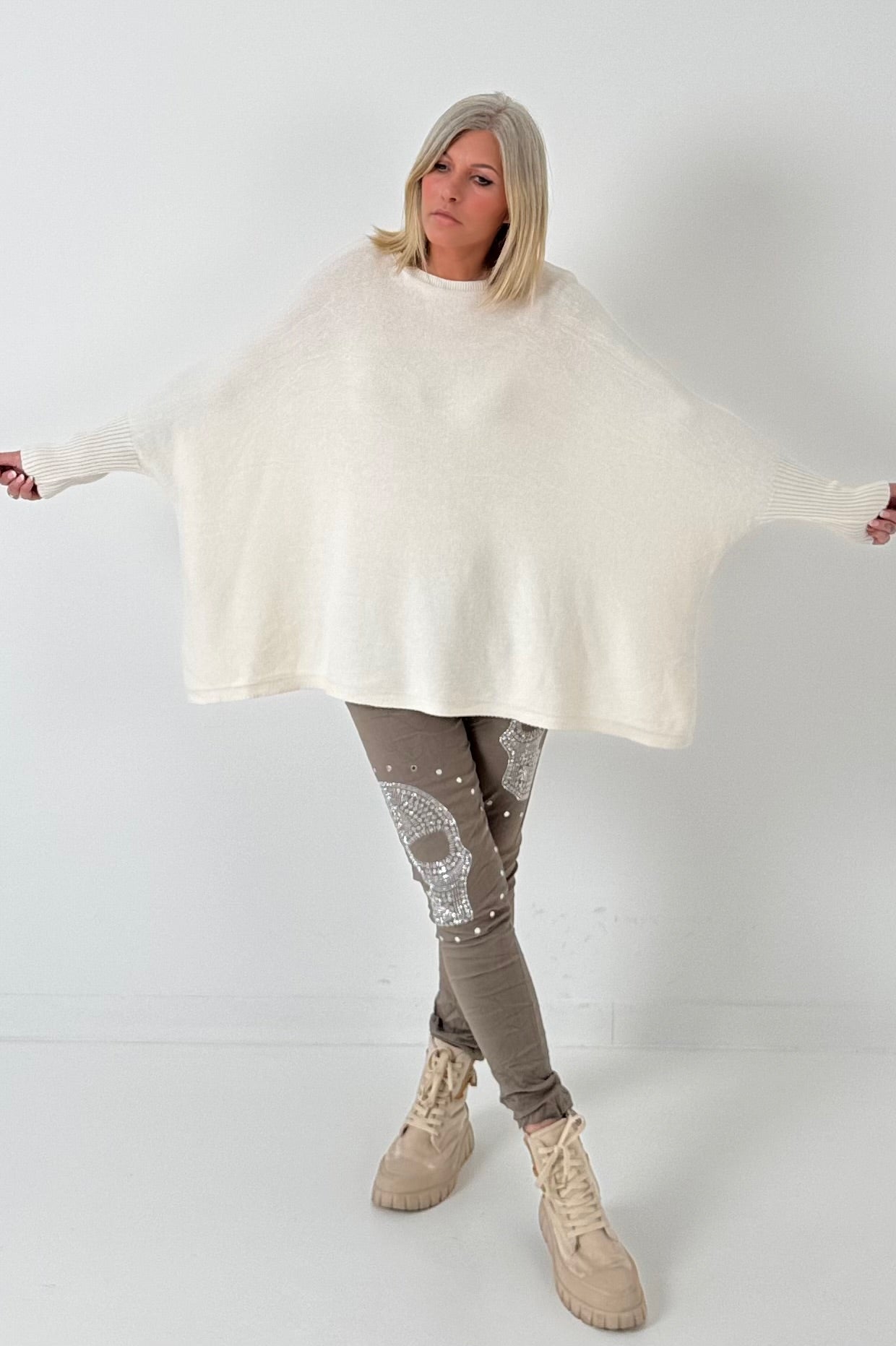 Oversized Pullover Modell "Be" - creme
